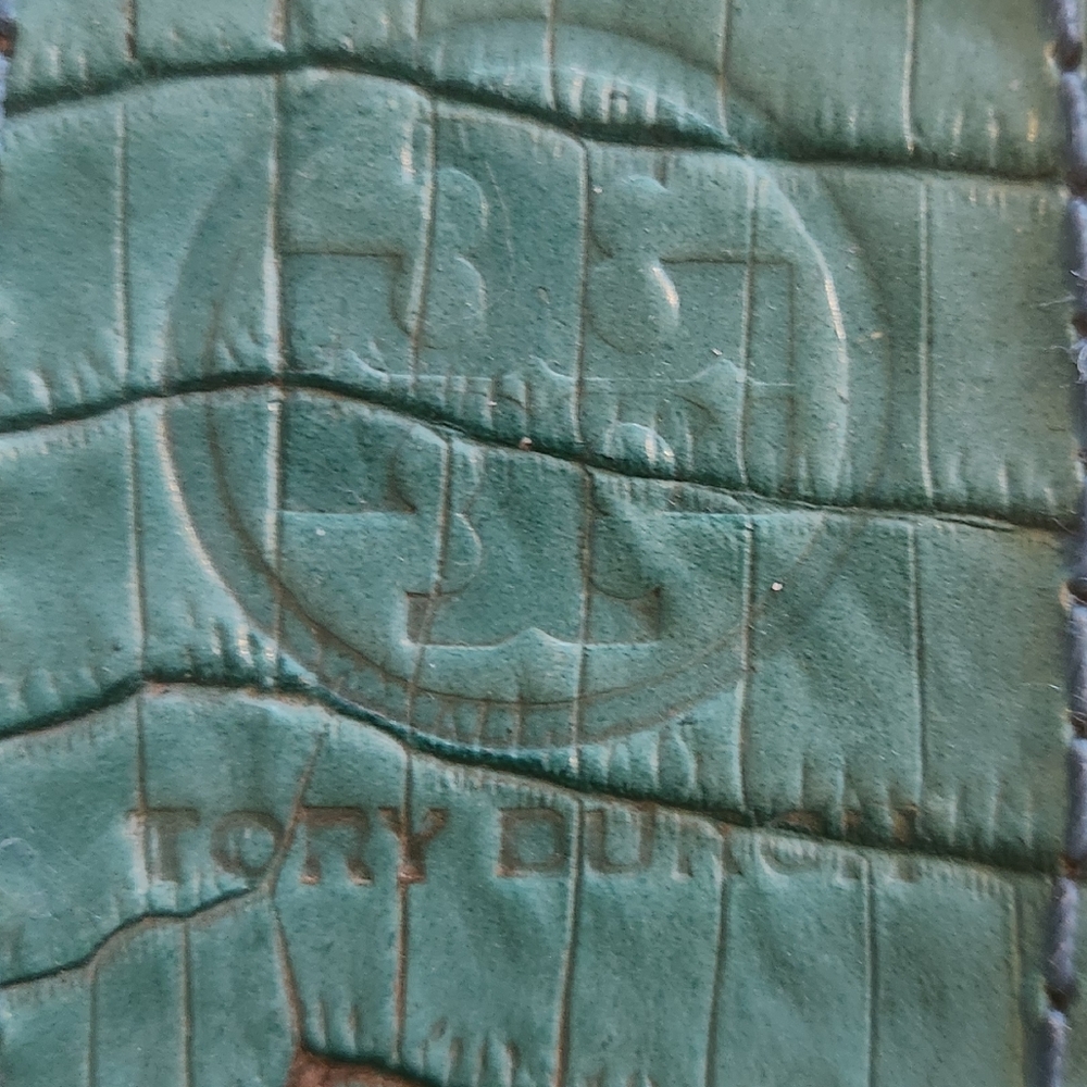 Tory Burch Teal Croc-Embossed Leather Thong Sandals with Gold Logo - Picture 10 of 11